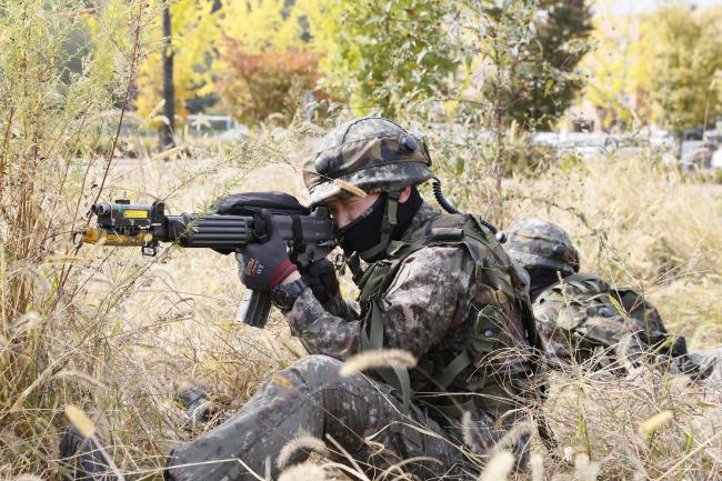 마일즈 장비를 착용한 육군종행교 군사경찰교육단 교육생이 무박 2일 종합훈련의 하나로 쌍방 교전훈련을 하고 있다.  부대 제공