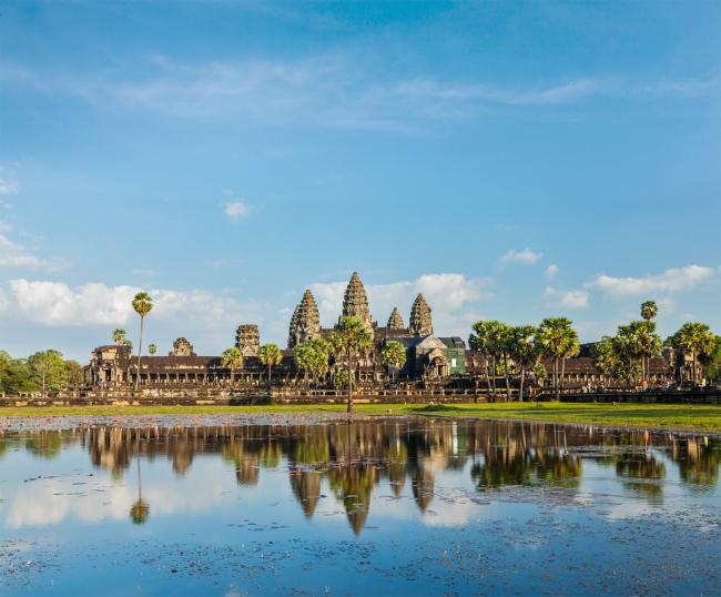 앙코르 와트 전경. 앙코르 와트에서 앙코르(Angkor)는 ‘왕이 있는 도읍’, 와트(Wat)는 ‘사원’을 뜻하는데, 16세기 이후부터 사용된 이름이다.