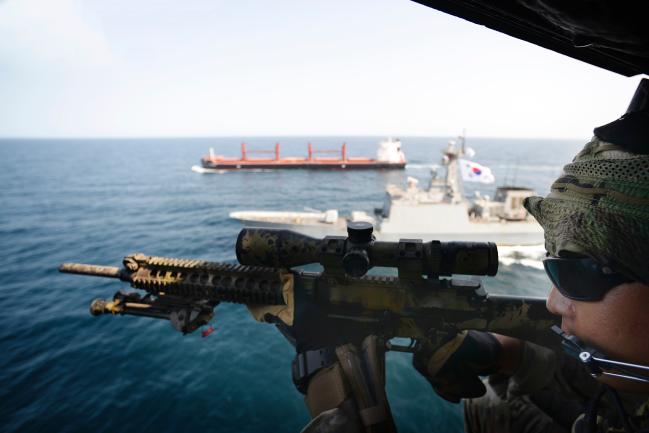 소말리아 해역의 안정에 기여하고 있는 청해부대가 2009년 4월 16일 첫 임무를 수행한 지 11년여 만인 지난 15일 임무 수행 누적 거리 100만 해상마일(약 185만㎞)을 달성했다. 사진은청해부대 장병들이 해상 초계를 하고 있는 모습.  부대 제공