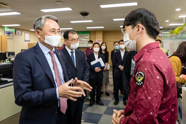 모종화 병무청장이 지난 16일 수원시 영통구청을 방문, 근무 중인 사회복무요원에게 개인정보보호 규정 준수 등 성실 복무를 당부하고 있다.  병무청 제공