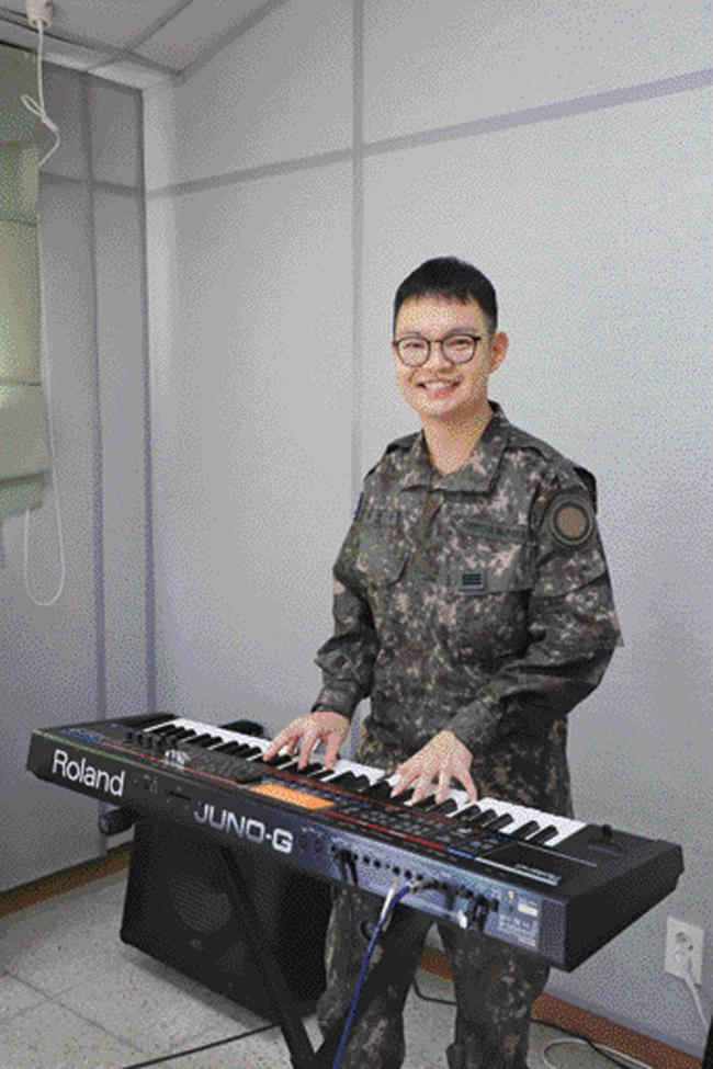 코로나19 극복을 위해 월드비전에 1500만 원을 쾌척한 15사단 군악대 김형수 상병이 건반 앞에서 포즈를 취하고 있다.  부대 제공