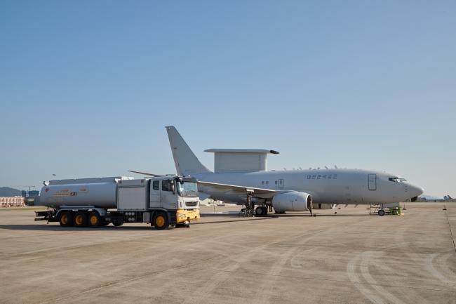 공군51전대 항공통제기 E-737 피스아이가 임무수행 전 연료주입을 하고있다. 조종원 기자 