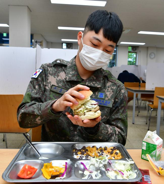 공군11전투비행단이 지난 17일부터 진행하고 있는 ‘진짜’ 밀리터리버거 경연대회에 참가한 장병이 나만의 버거를 만들고 있다.          부대 제공