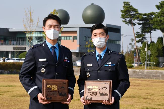 올해 공군 최우수 방공무기통제사에 선발된 전성환(오른쪽)·김병용 준위가 상패를 들고 기념사진을 찍고 있다.  공군 제공