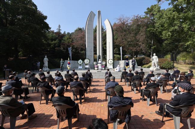 20일 서울 동작구 국립서울현충원에서 조국의 독립을 위해 싸우다 국내외에서 이름 없이 산화한 무명독립군의 넋을 기리기 위한 ‘대한독립군 무명용사 추모제’가 열리고 있다.   연합뉴스