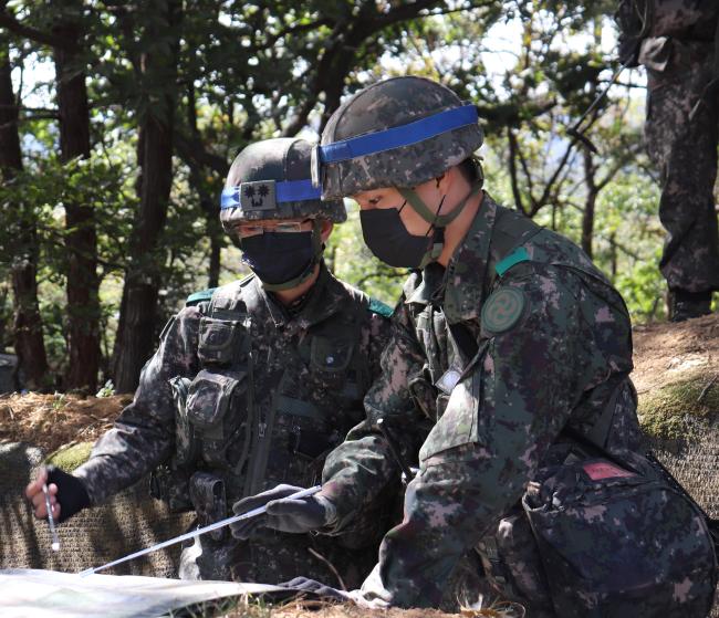 자율기동식 대대 쌍방전술훈련에 참가한 육군28사단 백룡대대 중대장(오른쪽)이 대대장에게 임무수행 브리핑을 하고 있다.  부대 제공