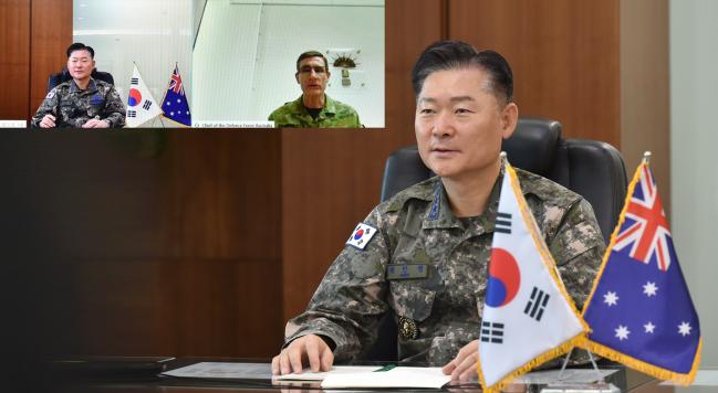 원인철 합참의장과 캠벨 호주 국방총장이 21일 이뤄진 영상 공조통화에서 한-호 군사교류협력 증진 방안에 대해 의견을 나누고 있다.  합참 제공 
