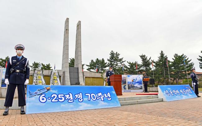 남완수(준장·가운데) 공군18전투비행단장이 21일 열린 ‘공군작전 전승기념식’에서 기념사를 낭독하고 있다.  사진 제공=김동범 중사
