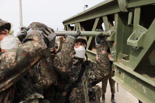 육군6공병여단 장병들이 교량전술훈련 중 간편조립교(MGB)를 구축하고 있다.  부대 제공