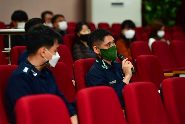 공군기상단 ‘기상단 토론배틀 2탄’에서 부대장병과 군무원들이 ‘정의란 무엇인가’를 주제로 토론하고 있다. 사진 제공=김현종 일병