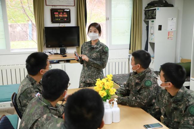 7사단 최윤주(대위) 정신전력교육장교가 21일 진행한 온택트 공연에 앞서 정비대대 장병들에게 SNS 가이드라인 준수사항 등을 사전교육하고 있다. 
 부대 제공