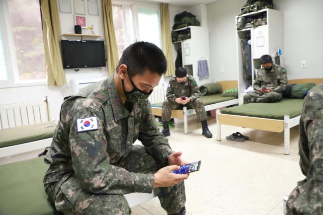 7사단 장병들이 지난 21일 생활관에서 온택트 방식 힐링콘서트를 관람하고 있다.  부대 제공