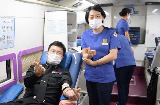 22일 해군진해기지사령부에서 진행한 헌혈운동에서 윤상호 대위가 헌혈을 하고 있다.  사진 제공=권용식 중사