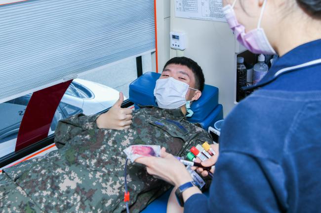 공군5공중기동비행단의 조현진 일병이 사랑의 헌혈 활동에 참여하고 있다.사진 제공=이익준 상병 
