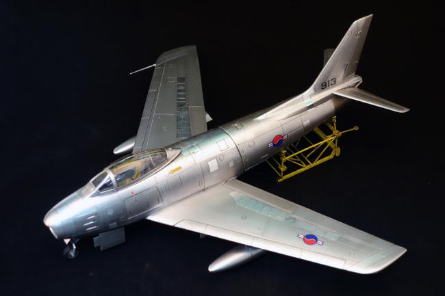 국산 Wulfpack사의 1/32스케일 ‘ROKAF F-86F SABRE’ 제품으로 2015년 필자가 직접 제작한 모형.표면의 패널 라인과 리벳(Rivet) 등을 직접 새겼고, 일부 패널에는 알루미늄 호일의 무광택 면을 적용해 사실감을 극대화했다. 
