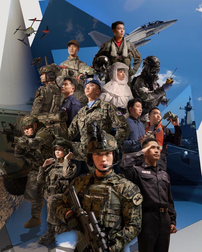 국방부가 23일 공개한 2020년 국군 화보 ‘대한민국 뉴 디펜스(NEW DEFENSE)’의 단체 사진.  국방부 제공