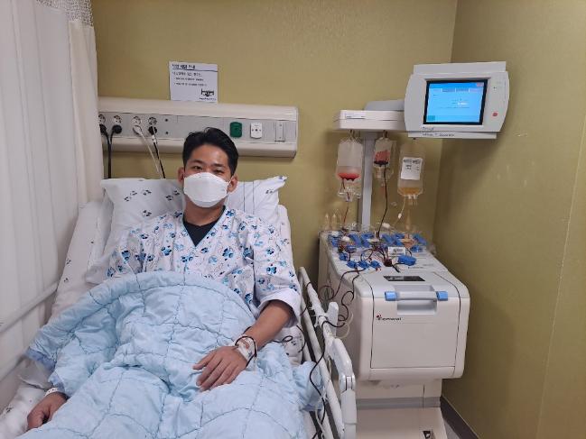 육군15사단 독수리연대 성동욱 중위가 생면부지 환자에게 조혈모세포를 기증한 뒤 병실에서 포즈를 취하고 있다.  사진 제공=노성현 대위