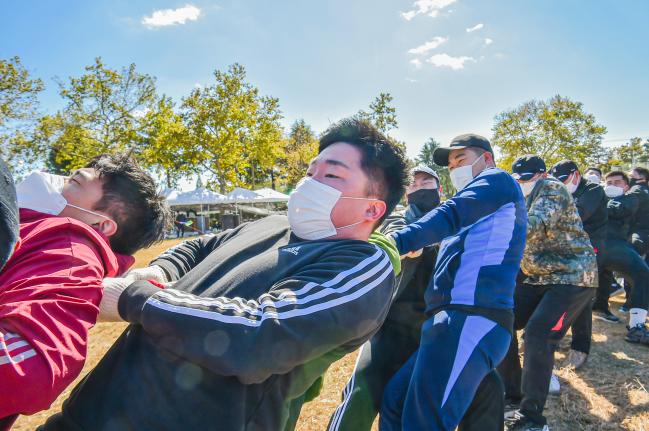 공군1전투비행단 ‘선봉 한마음 체육대회’에서 단체 줄다리기에 참가한 장병들이 힘껏 줄을 당기고 있다. 
 사진 제공=유영열 하사