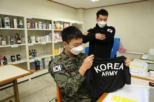 군 마트 위탁판매물품 정기선정 심사위원들이 평가 대상 의류의 신축성과 착용감을 평가하고 있다.  국방부 제공