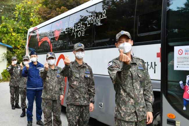 공군8전투비행단 장병들이 코로나19 상황으로 부족한 혈액 수급을 돕고자 마스크 착용, 헌혈자 간 일정 간격 유지 등의 코로나19 방역수칙을 준수한 가운데 헌혈 순서를 기다리고 있다.  부대 제공