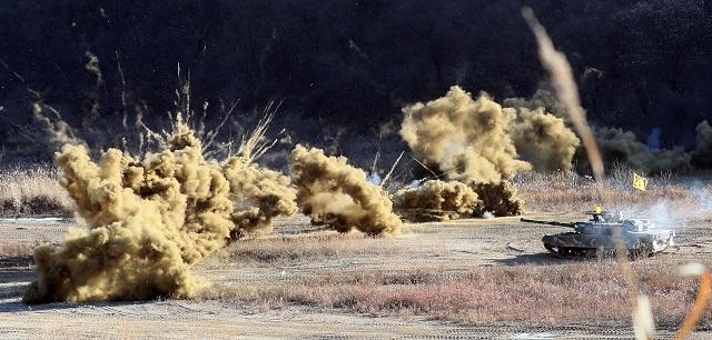 육군5기갑여단 K1E1전차가 전방 기동에 앞서 연막탄을 터뜨리는 모습. 2019년 2월 한재호 기자