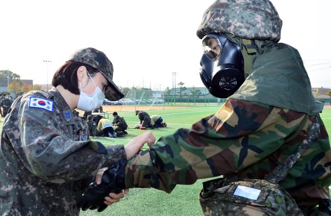 공군11전투비행단이 27일 기본훈련 경연대회를 실시한 가운데 참가한 장병들이 화생방 종목을 평가받고 있다.  사진 제공=조신혜 중사