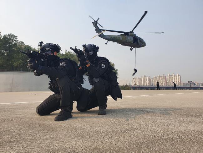 육군수도방위사령부 군사경찰단 특임대대원들이 27일 서울 노들섬에서 실시한 도심지 훈련에서 UH-60 헬기를 이용한 급속헬기로프하강을 하고 있다.  부대 제공