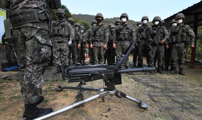 육군51사단 장병들이 26일 경기도 화성시 태행산훈련장에서 진행된 K4 고속유탄기관총 사격훈련에서 안전한 장비 운용법을 교육받고 있다. 조용학 기자