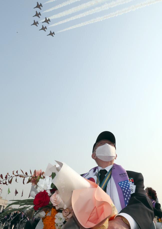 27일 서울 용산구 전쟁기념관 평화의광장에서 대한민국무공수훈자회 주관으로 열린 ‘제5회 장진호 전투영웅 추모 행사’에 참석한 전쟁영웅 장동욱 참전용사가 가을 하늘을 수놓는 공군 블랙이글스의 추모비행을 지켜보고 있다. 한재호 기자