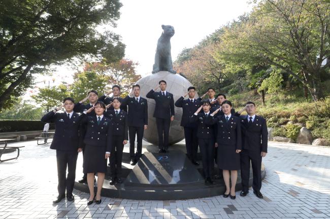 동아대학교 117학군단 후보생들이 ‘동아대학교 개교 70주년 기념상’ 앞에서 포즈를 취하고 있다. 조종원 기자