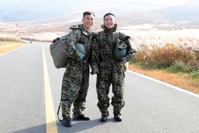 지난 26일 부자 동반 강하를 마친 육군특수전사령부 비호부대 이상각(왼쪽) 원사와 아들 이동혁 특전부사관 후보생이 활짝 웃으며 사진을 찍고 있다. 광주=조종원 기자