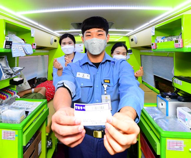 지난 26일 해군7기동전단 부대 내에서 실시한 사랑의 헌혈운동에서 김광모 상병이 헌혈을 마치고 헌혈증을 들어보이고 있다.  부대 제공
