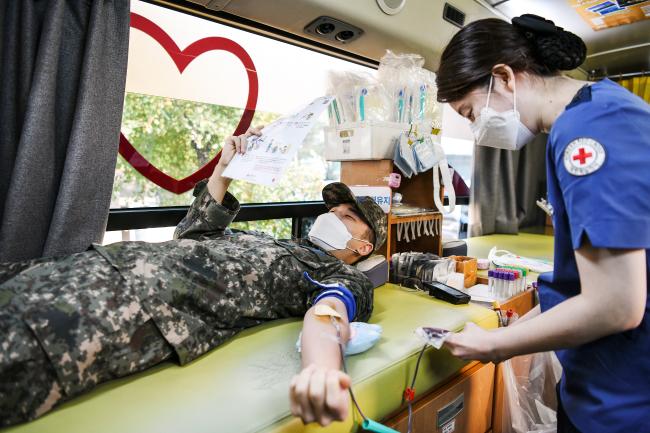 공군3방공유도탄여단의 한 장병이 혈액수급 안정화에 일조하기 위해 헌혈을 하고 있다. 사진 제공=오정록 병장