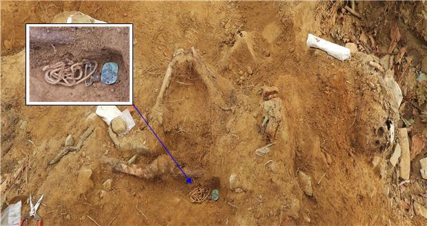 지난 14일 화살머리고지 일대 우리 지역에서 발굴된 유해와 고(故) 송해경 이등중사의 인식표(왼쪽 상단 확대 화면).  국방부 제공