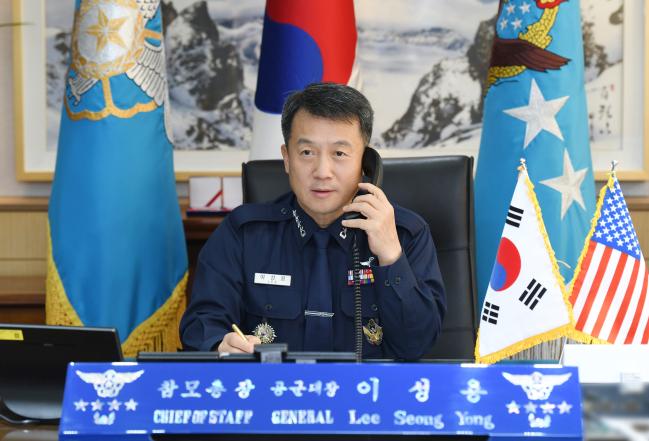 이성용 공군참모총장이 29일 오전, 윌즈바흐(대장) 미 태평양공군사령관과 취임 후 처음으로 공조통화를 갖고, 양국 공군 간 주요 현안에 대해 논의하고 있다. 사진=공군 제공