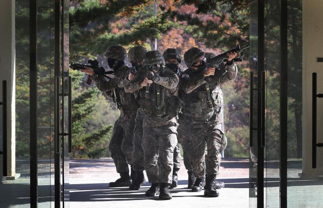 건물 안으로… 은밀한 진입

육군3군단 불사조 특공연대 무적대대 장병들이 지난 21일 강원도 인제군 서화면 일대에서 열린 전·평시 도시지역작전 수행능력 향상을 위한 전술훈련 중 대항군을 제압하기 위해 건물 내부로 진입하고 있다. 

 양동욱 기자