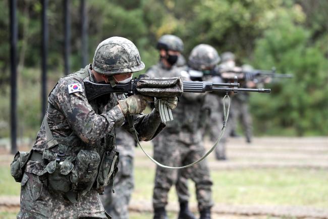 더 발전한 사격훈련

(아래)지난 13일 전북 익산시 육군부사관학교에서 진행된 개인화기 사격훈련 개선안 적용을 위한 야전부대 교관 대상 집체교육에서 교육생들이 개선안 적용 사격훈련을 하고 있다.  이경원 기자