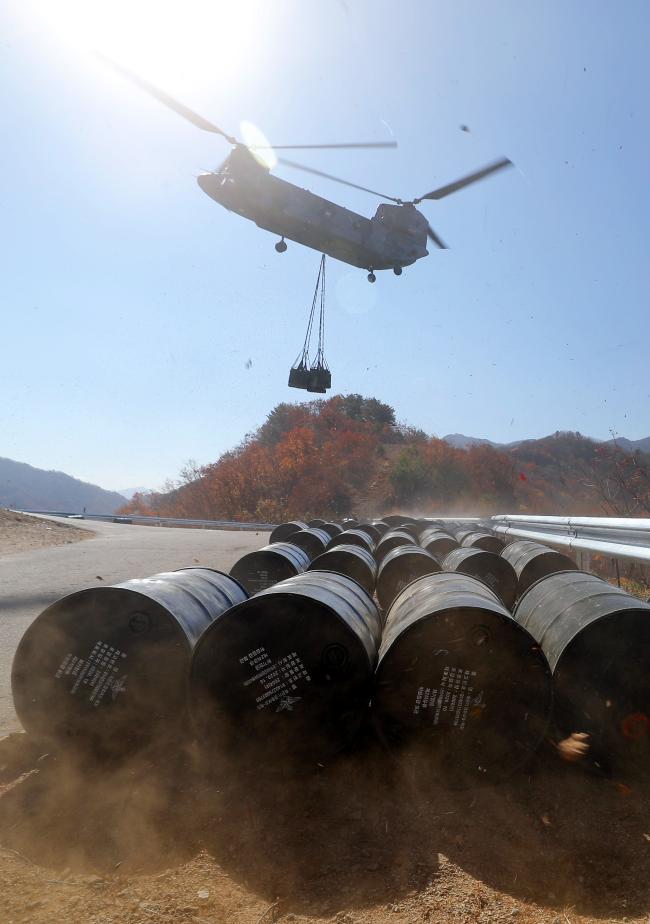 격오지 부대로!… 공중 유류수송

지난 23일 강원도 화천군 일대 최전방 중·동부전선에서 육군항공작전사령부 소속 시누크(CH-47) 헬기가 ‘월동 유류 공중수송작전’을 진행하며 육군7사단의 격오지 부대에 유류를 전달하고 있다.  이경원 기자