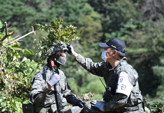 섬세한 코치

육군 전투력 창출의 산실인 육군보병학교의 신임장교 지휘참모과정 20-2기 교육생이 전남 장성군 야외훈련장에서 진행된 국지도발 대비작전에서 매복 훈련을 하며 교관의 지도를 받고 있다.  조용학 기자 