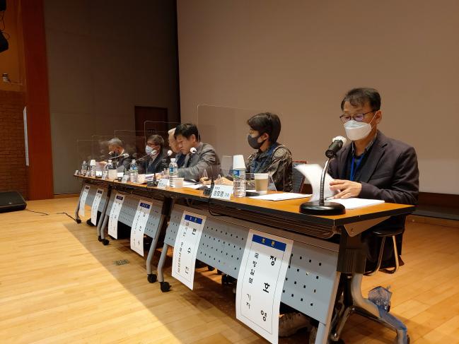 5일 육군교육사령부 대강당에서 열린 청산리전투 100주년 기념 세미나에서 국방일보 정호영(맨 오른쪽) 기자를 비롯한 참석자들이 ‘독립전쟁과 국군의 정통성’을 주제로 토론하고 있다.  부대 제공