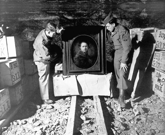1945년 5월 3일 모뉴먼츠 멘의 데일 포드(왼쪽) 중위와 해리 에틀링거(오른쪽) 병장이 독일의 하일브론 소금 광산에서 렘브란트의 작품을 발견한 사진. 
 사진=www.npr.org