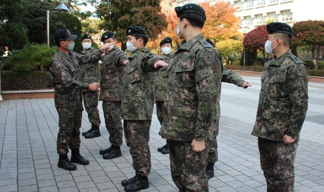 4학년 학군사관후보생들이 김명교(예비역 중령) 교관으로부터 제식훈련평가를 받고 있다. 