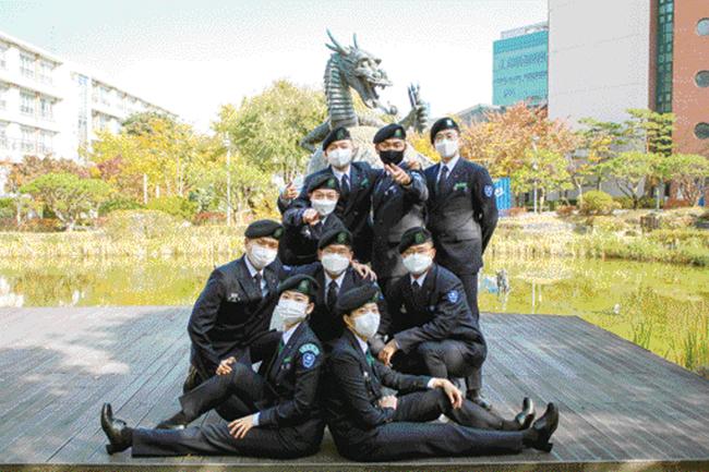 중앙대학교 서울캠퍼스 내에 있는 청룡연못 앞에서 학군사관후보생들이 단체사진을 찍고 있다. 