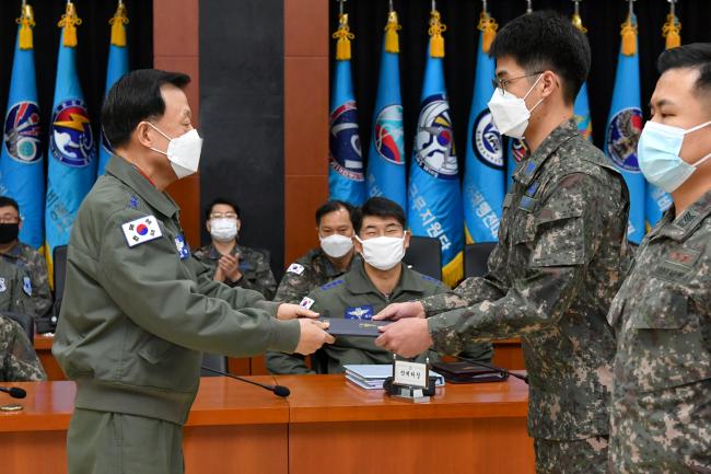 ‘2020년 항공교통관제대회 시상식’에서 공군19전투비행단(대회 당시 부대) 최동호 상사가 황성진(중장)공군작전사령관으로부터 국방부장관상을 받고 있다.   사진 제공=김진호 준위