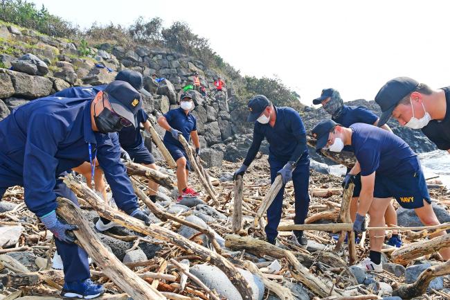 해군7기동전단 장병들이 제주 서귀포시 소재 강정·법환포구 해안가 일대에서 태풍 내습으로 인해 밀려온 쓰레기 등을 수거하며, 피해 복구 지원을 하고 있다.  부대 제공