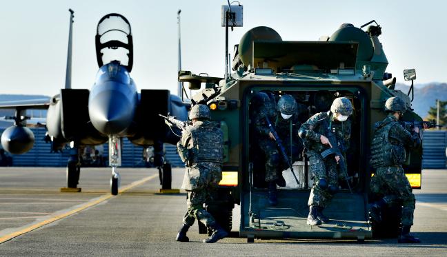 공군11전투비행단 ‘후반기 전투태세훈련(ORE)’에서 장병들이 귀순망명 항공기 유도·처리 훈련을 하고 있다.  사진 제공=안재경 준위