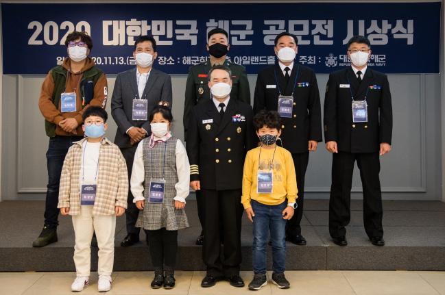 지난 13일 서울 영등포구 해군회관에서 열린 ‘2020년 대한민국 해군 사진·문예부문 공모전’ 시상식에서 해군본부 최태복(대령·앞줄 가운데) 공보정훈실장을 비롯한 수상자들이 기념촬영을 하고 있다.   해군 제공