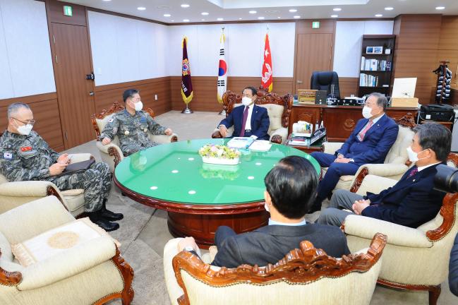원인철(왼쪽 둘째) 합참의장이 16일 김진호(왼쪽 셋째) 대한민국재향군인회장 등 향군 관계자들을 만나 이야기를 나누고 있다. 원 의장은 이날 성우회와 향군을 방문, 주요 군사현안에 대해 설명하고 예비역 군 원로들의 의견을 청취했다. 원 의장은 우리 군에 많은 관심과 성원을 보내준 것에 대한 감사 인사를 전한 뒤 “앞으로도 군 원로들과 적극적으로 소통하면서 국민들에게 신뢰받는 강한 군대로 거듭나기 위해 혼신의 노력을 다하겠다”고 말했다.  합참 제공