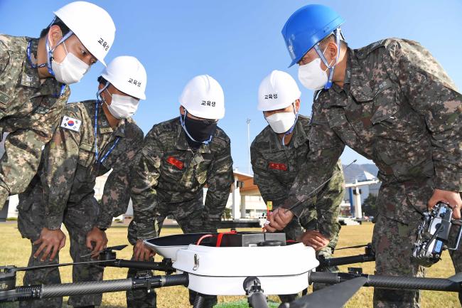 해군교육사령부 전투병과학교가 실시한 드론 운용자 초급과정 교육에서 무인항공체계교관이 교육생들에게 드론 구조에 대해 설명하고 있다.  사진 제공=홍석진 하사