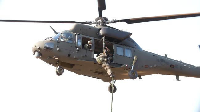 육군72사단 수색대대 장병이 수리온 헬기를 이용한 급속헬기로프하강 훈련을 하고 있다.  부대 제공